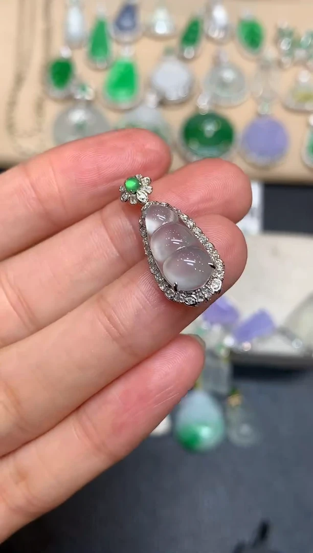 颈饰18K金镶嵌翡翠福豆【无服务费