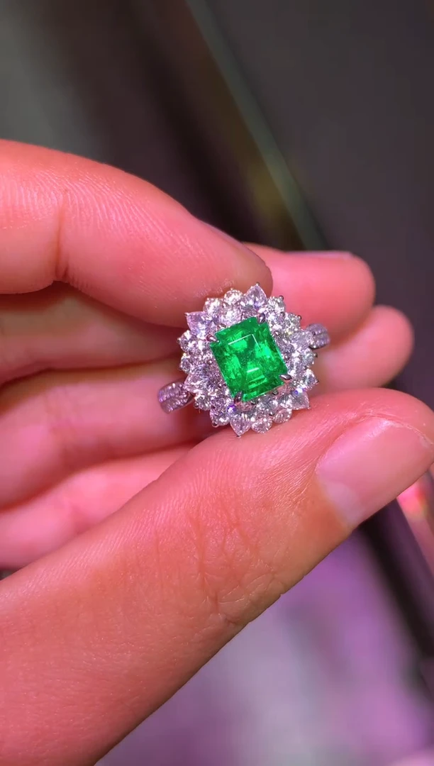 18K金镶嵌戒指祖母绿1.35CT