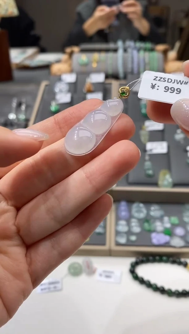 颈饰18K金镶嵌翡翠豆子