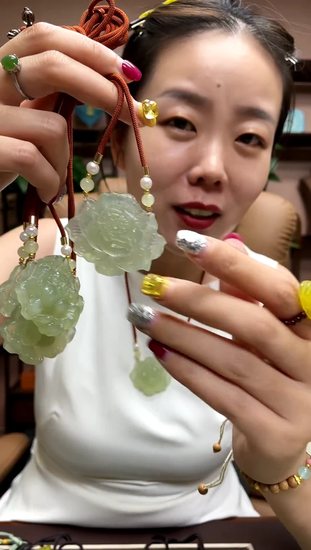 岫玉未镶嵌颈饰多样性发货发其中之一