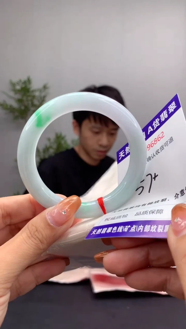 未镶嵌手镯翡翠有纹，完美者勿拍