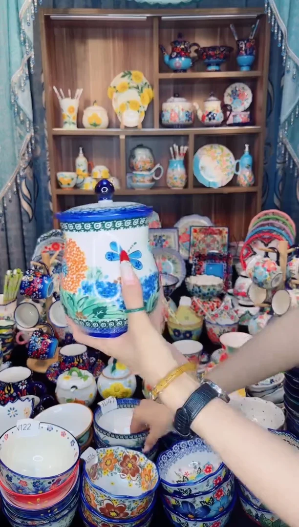 瓷釉下彩蝶恋花罐子