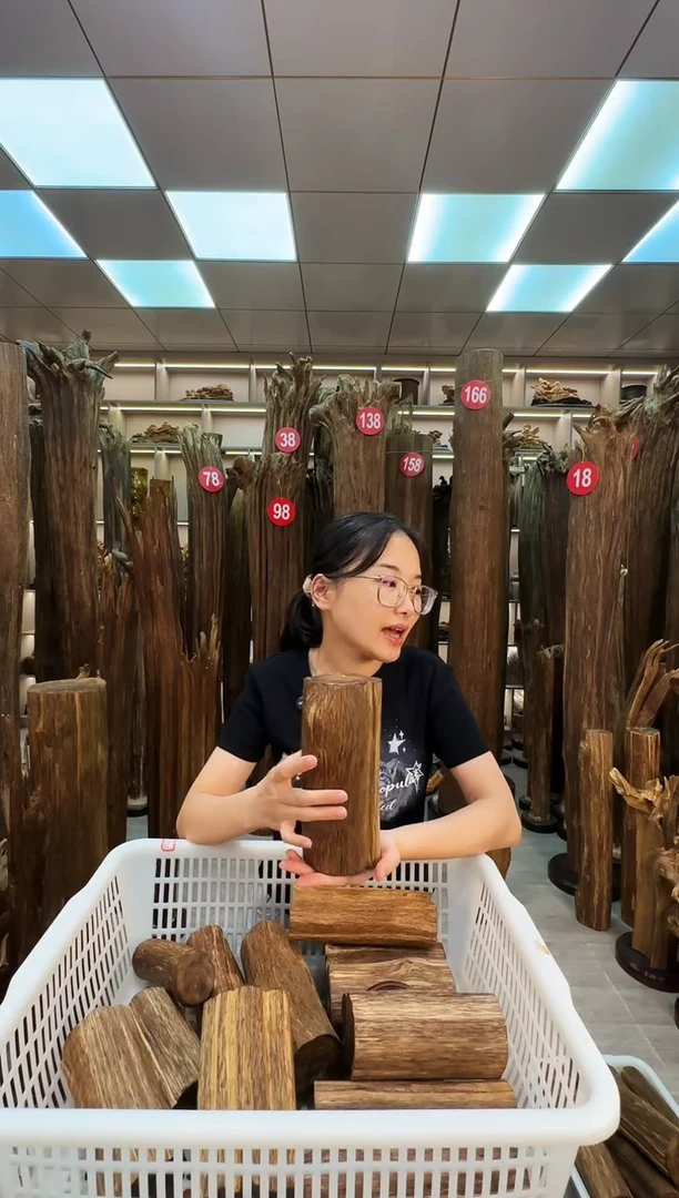 沉香碎屑沉香原料摆件工艺品一百以上带底座沉香