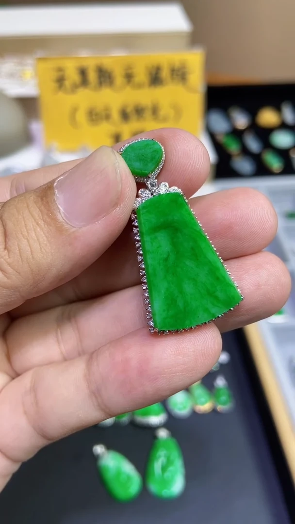 翡翠铂Pt900镶嵌颈饰大无事牌