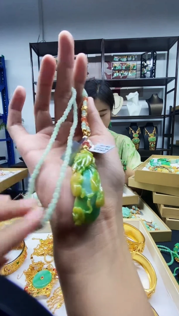 翡翠未镶嵌颈饰翡翠吊坠