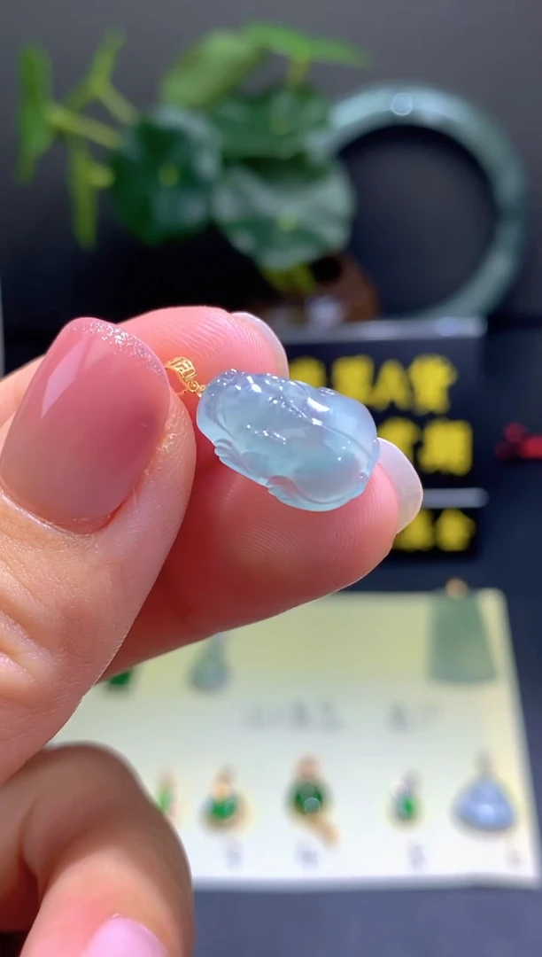 翡翠18K金镶嵌颈饰翡翠吊坠