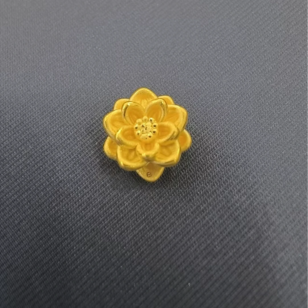 周大生足金莲花吊坠，福气相伴，好运连连！