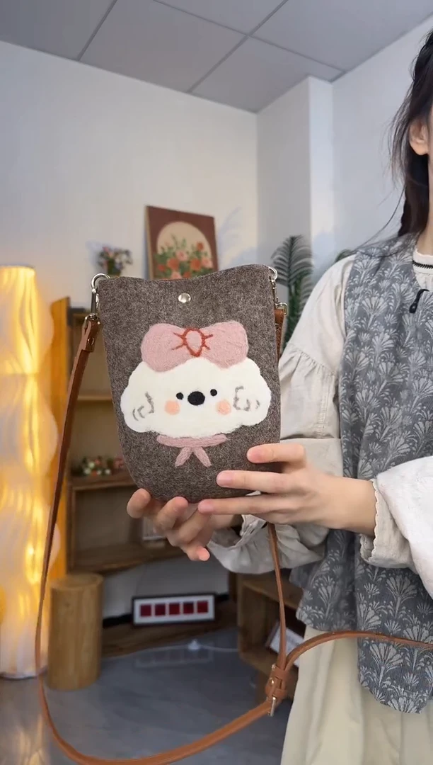 羊毛非遗纯手工包  手机包小狗