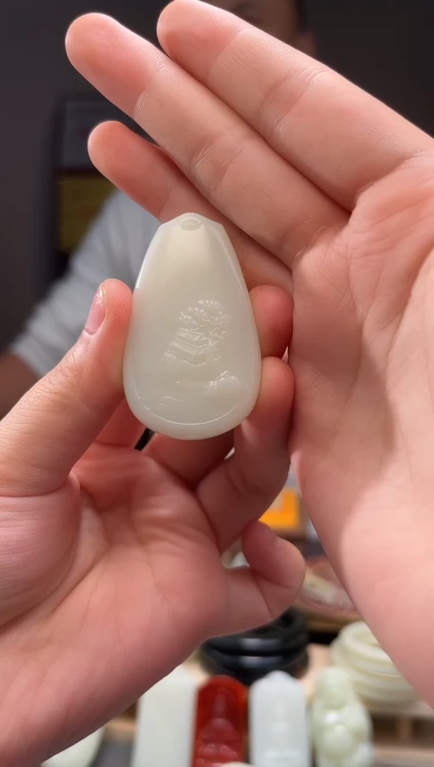 颈饰未镶嵌和田玉吊坠