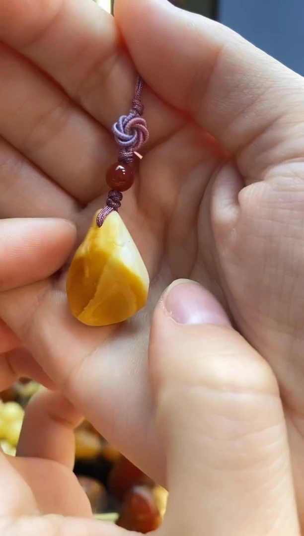 未镶嵌颈饰琥珀吊坠