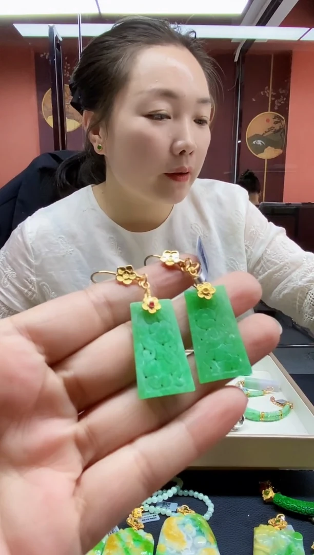 颈饰未镶嵌翡翠耳饰