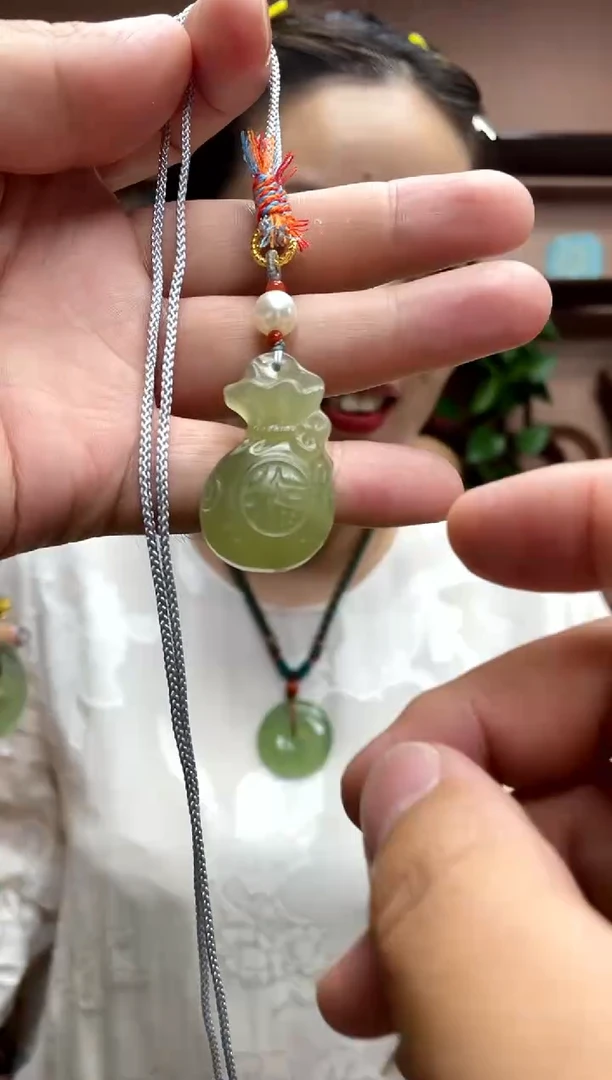 岫玉未镶嵌吊坠·