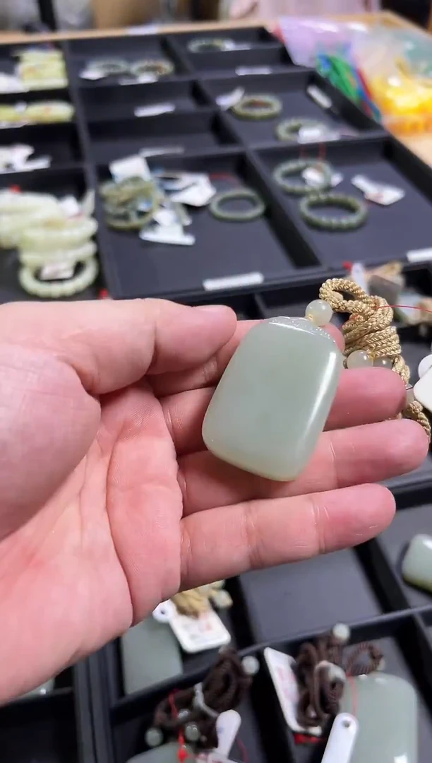 吊坠(不含链)未镶嵌和田玉且末青白 无事牌