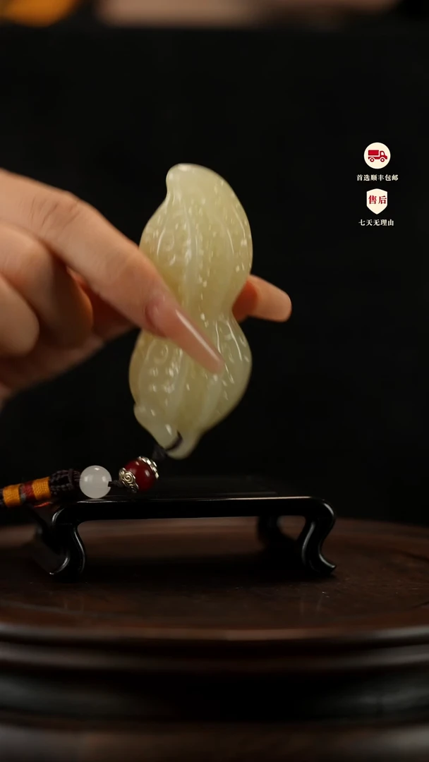 云南石竹叶青雕刻：握福花生手把件