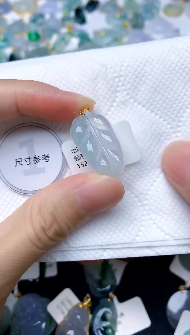 颈饰18K金镶嵌翡翠天然A货翡翠