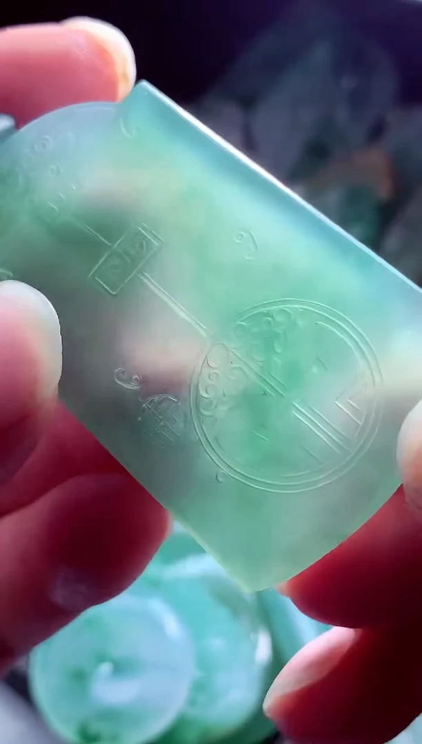 未镶嵌定制翡翠b****?翡翠毛货定制