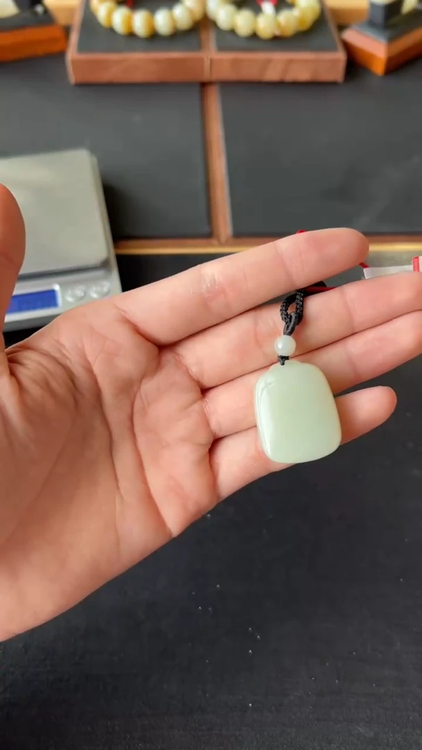 【闪购商品】和田玉吊坠(赠链)未镶嵌且末微色差迪克兰一细
