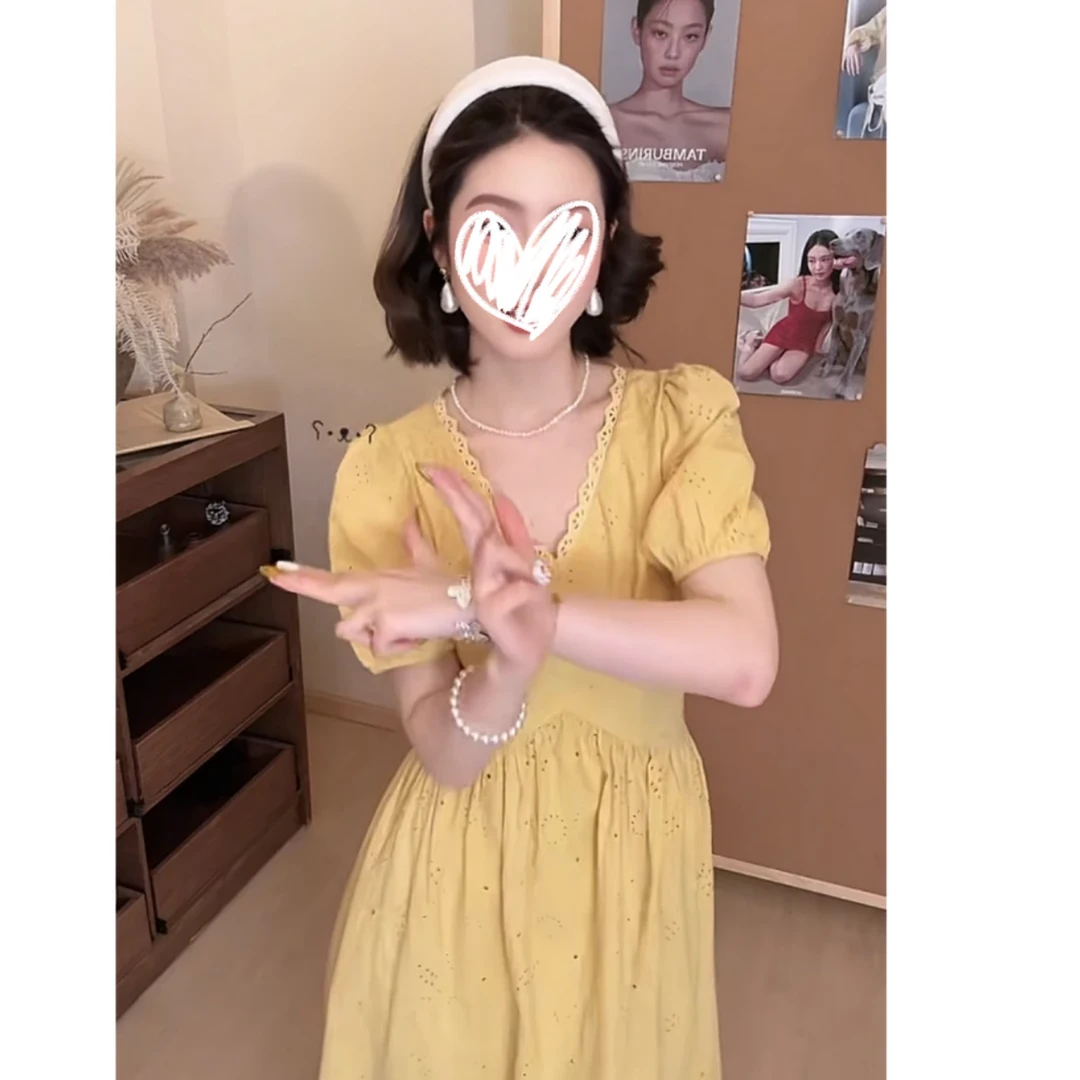 2025夏季上新阳光女孩V领刺绣镂空花海边度假气质高腰连衣裙1122