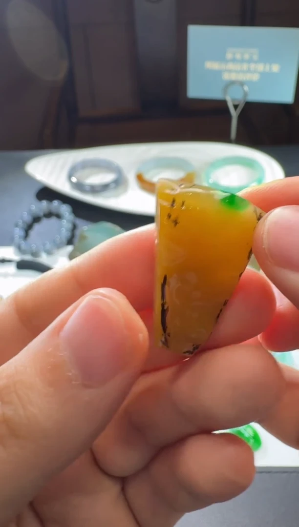 未镶嵌定制翡翠黄加绿