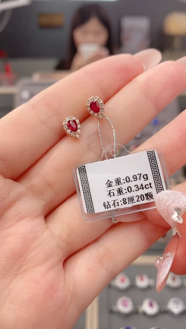 耳饰18K金镶嵌红宝石0.34