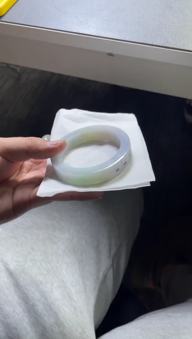 未镶嵌手镯定制翡翠赵***?定制手镯发一件