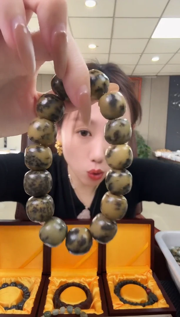 未镶嵌手串透闪石质玉草花 老型手串