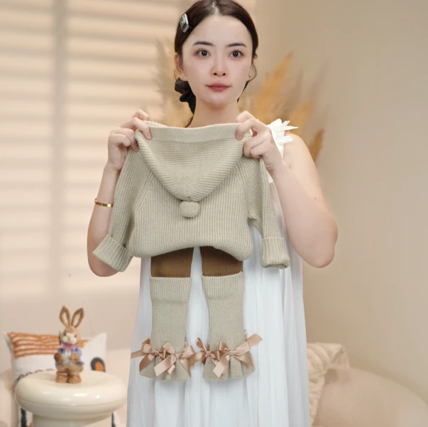 奶茶色童装2025款秋季女童连帽针织毛衣毛线打底裤堆堆袜两件套