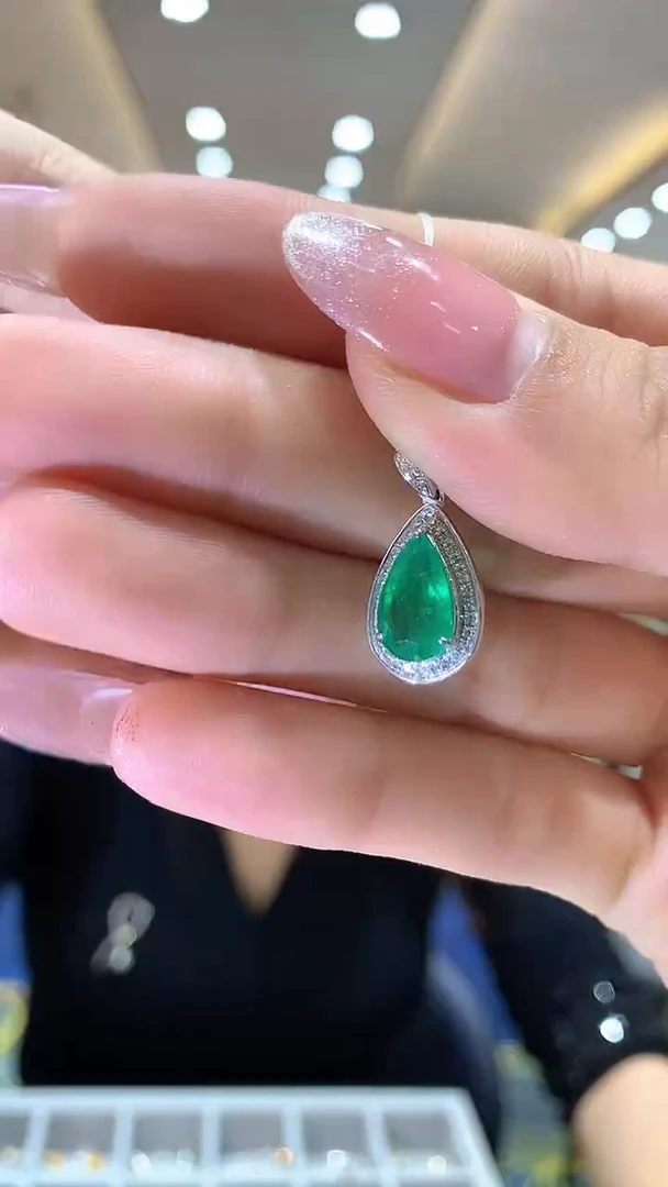【闪购商品】祖母绿吊坠18K金镶嵌1.58克拉祖母绿吊坠