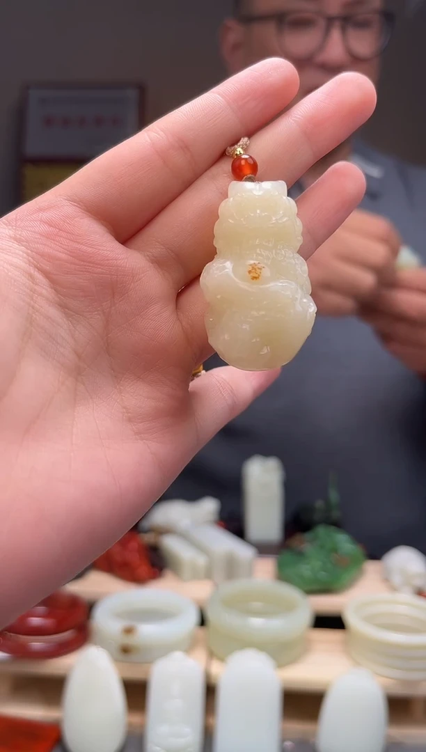 颈饰未镶嵌和田玉吊坠