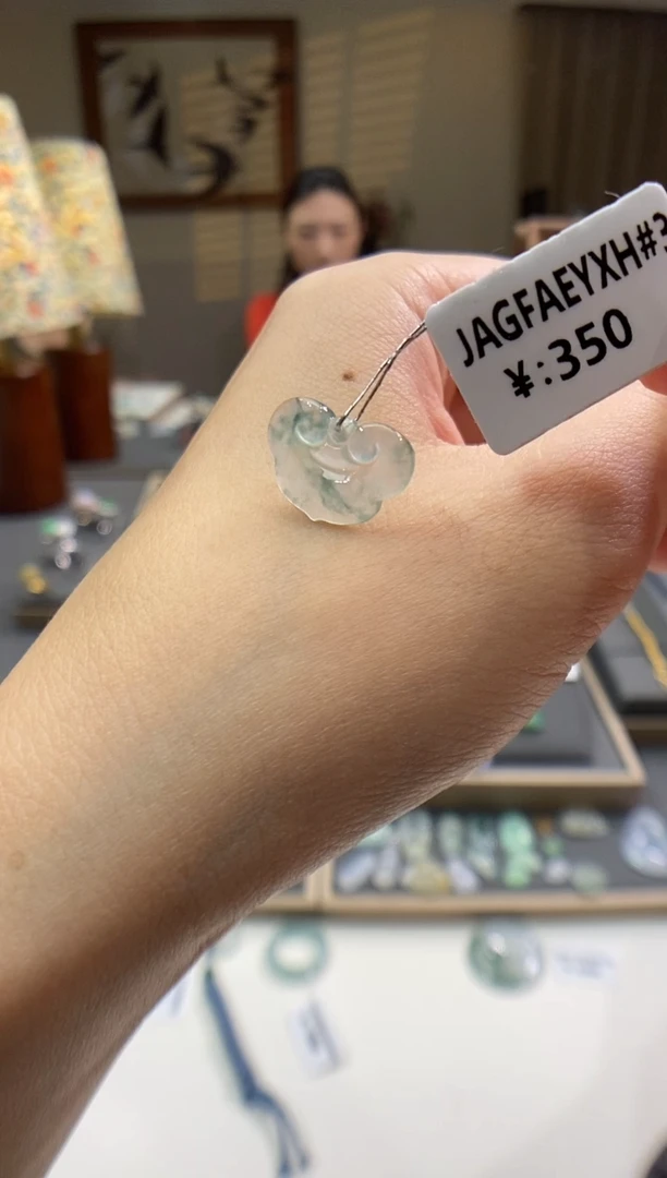 翡翠未镶嵌颈饰如意锁