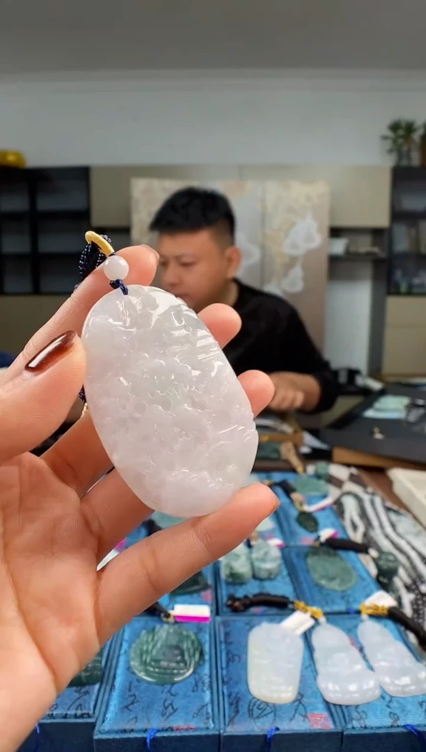 颈饰未镶嵌翡翠  多样性发其一