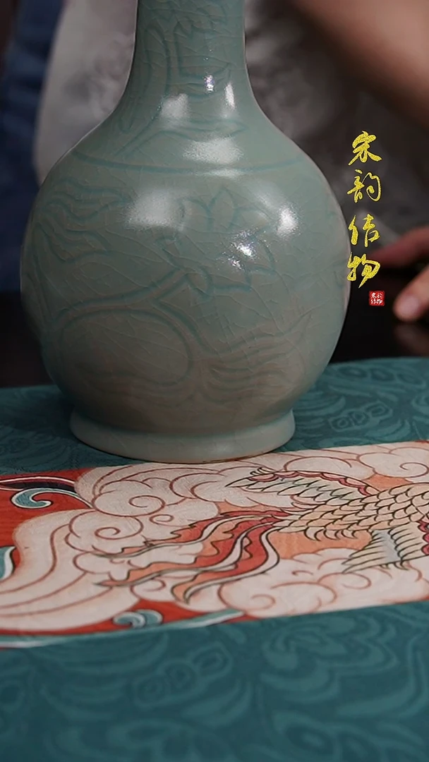 微瑕清凉寺原矿釉刻花鹅颈瓶