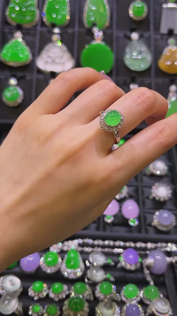 18K金镶嵌戒指翡翠戒指