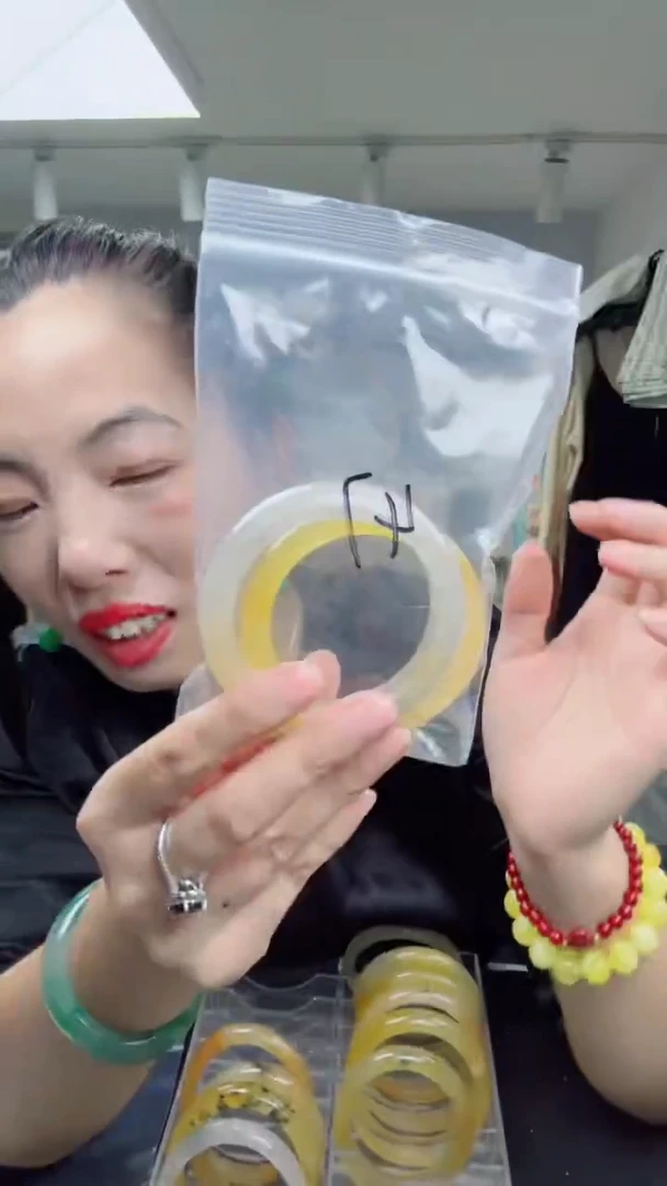 未镶嵌石英质玉（黄龙玉）手镯黄龙玉手镯2个 黑点杂质微瑕