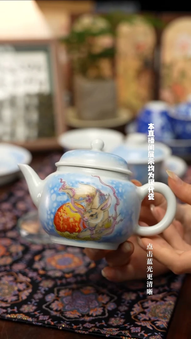 何窑玉兔粉彩壶