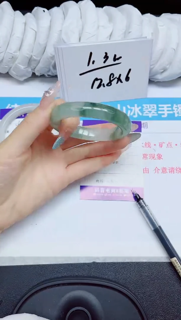 石英质玉手镯未镶嵌100.