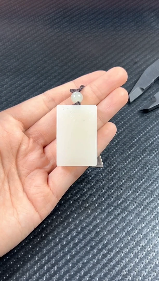 吊坠(赠链)未镶嵌和田玉黑山微色差m