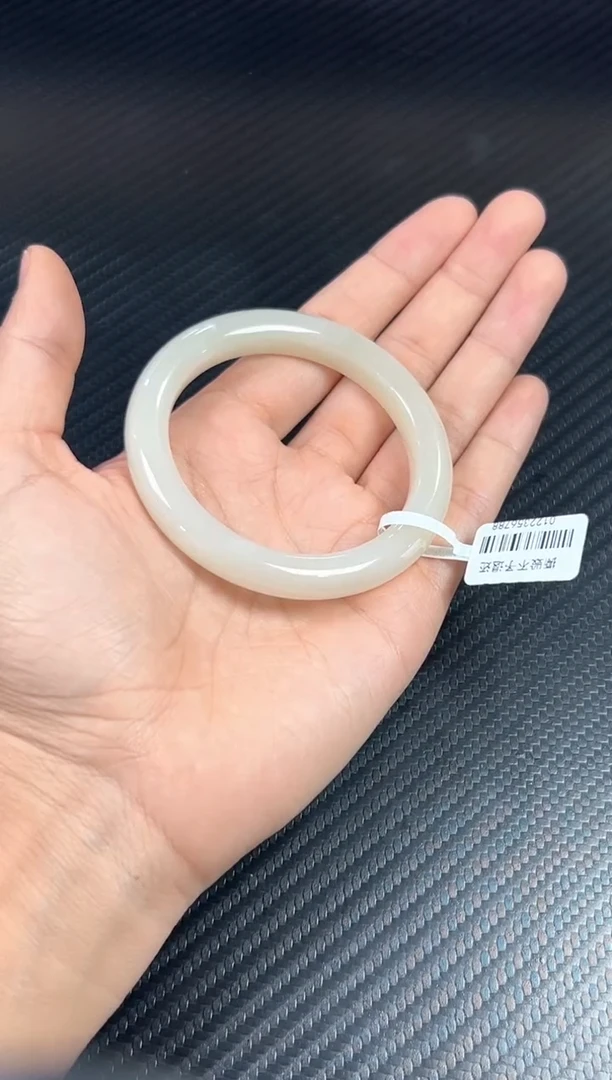 未镶嵌手镯和田玉黑山微色差54+m