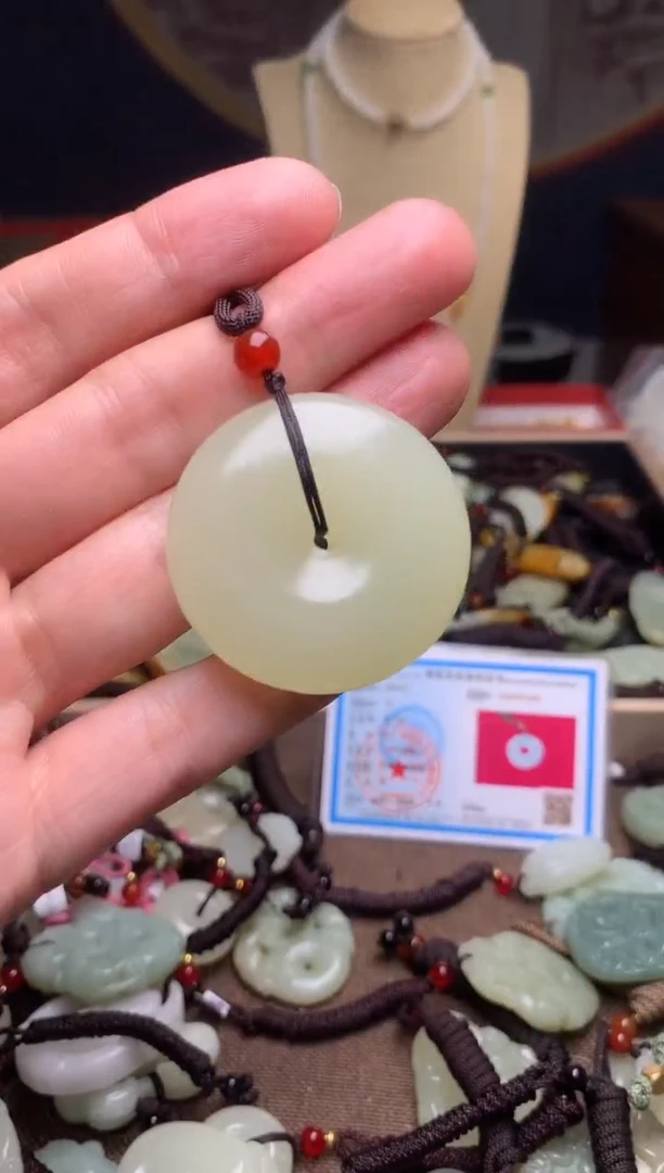 玉新疆料青海料清水吊坠