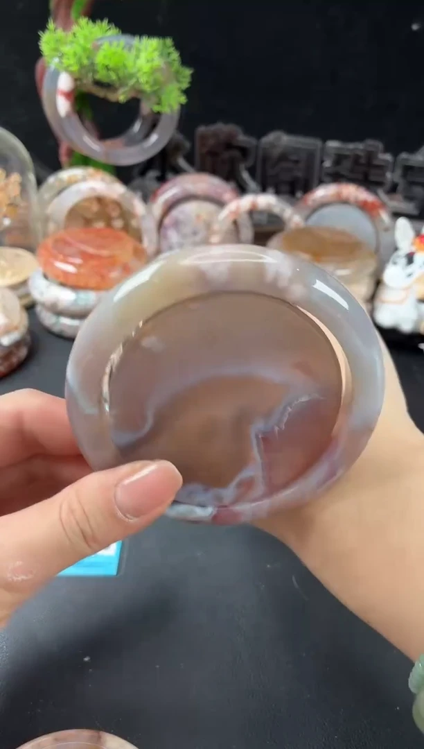 未镶嵌手镯（圆镯）石英质玉64.9