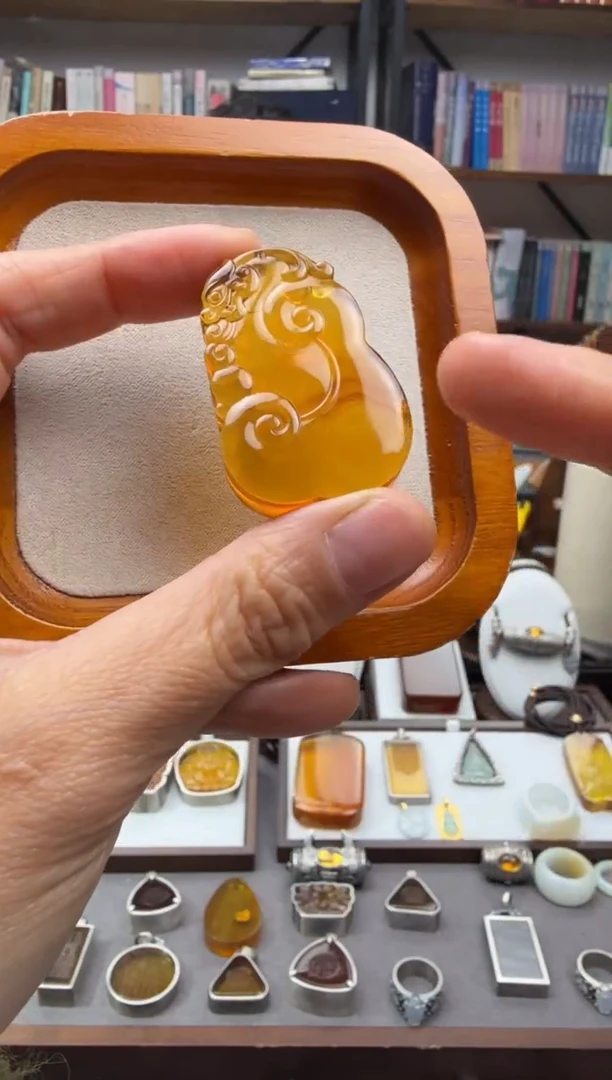 琥珀颈饰未镶嵌龙如意