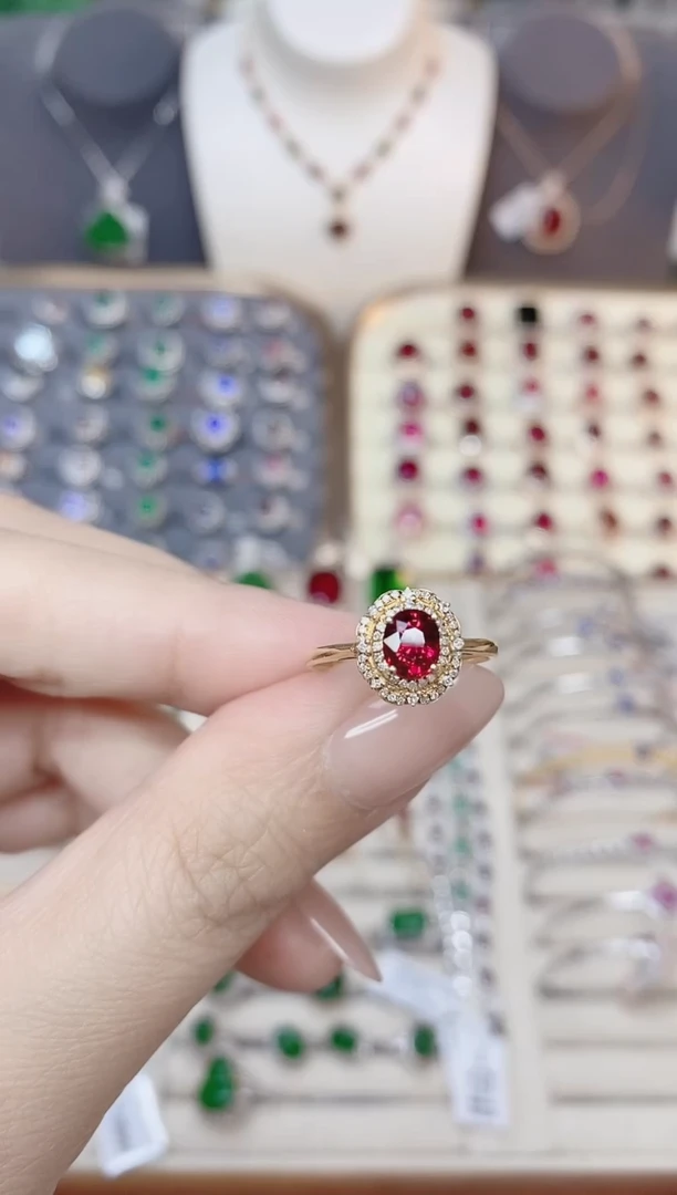 18K金镶嵌戒指红色碧玺-75分