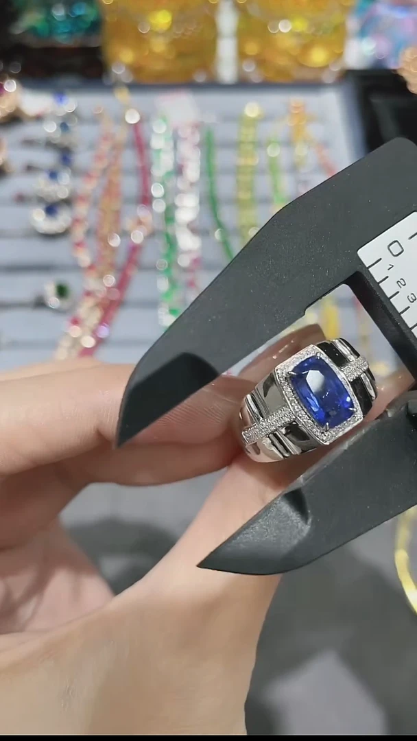 戒指蓝宝石18K金镶嵌.