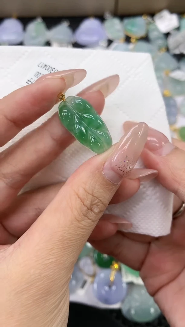 颈饰18K金镶嵌翡翠1111111111