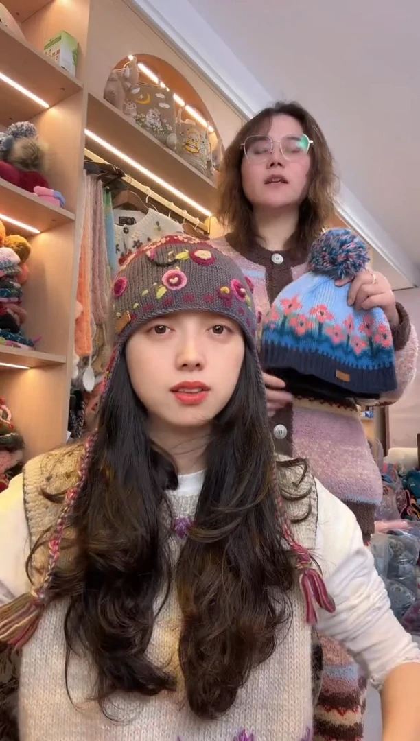 羊毛美利奴灰色刺绣护耳帽