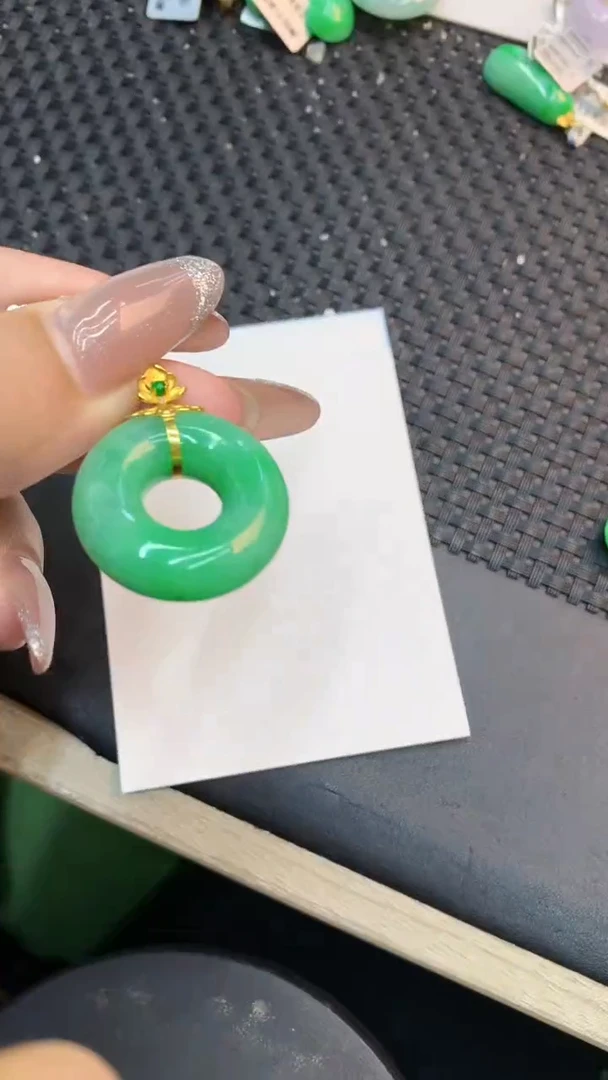 颈饰18K金镶嵌翡翠1