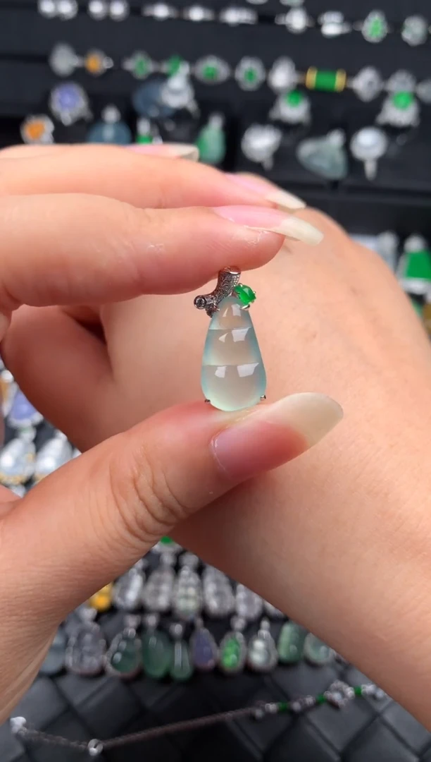 颈饰18K金镶嵌翡翠玻璃豆