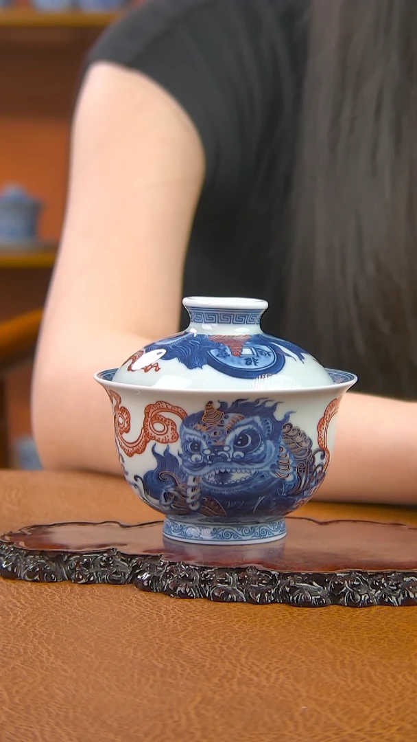 景德镇手工青花描金釉里红醒狮盖碗