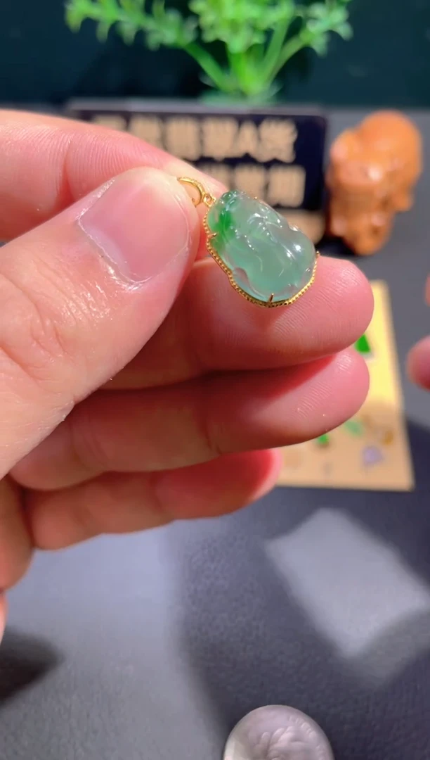 颈饰18K金镶嵌翡翠翡翠