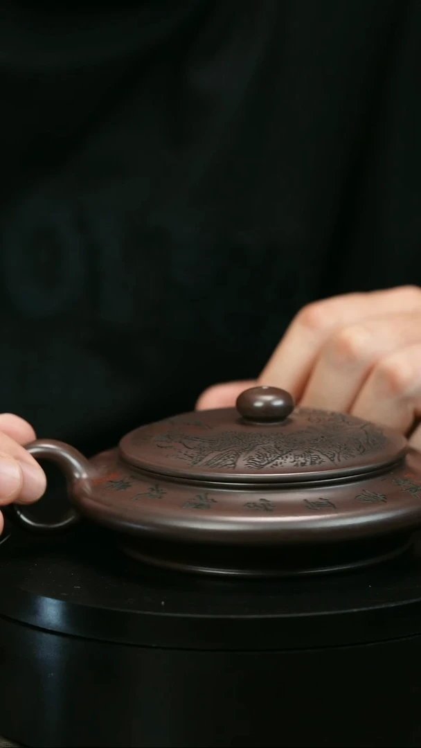 茶壶紫砂我**禾H1956李传荣紫泥刻绘虚扁